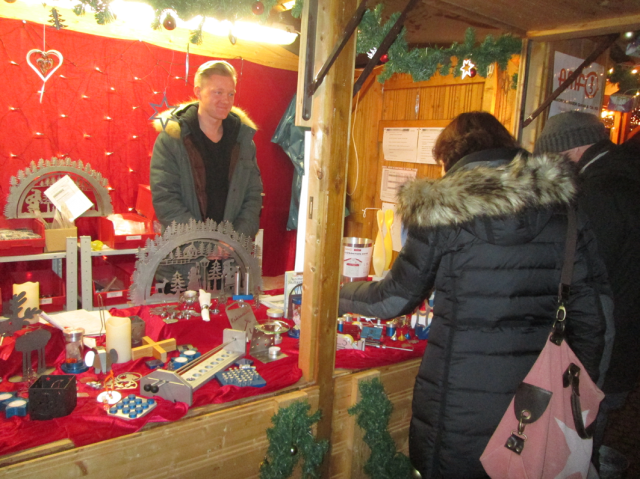 Impressionen zur AMF-Azubi-Aktion auf dem Fellbacher Weihnachtsmarkt
