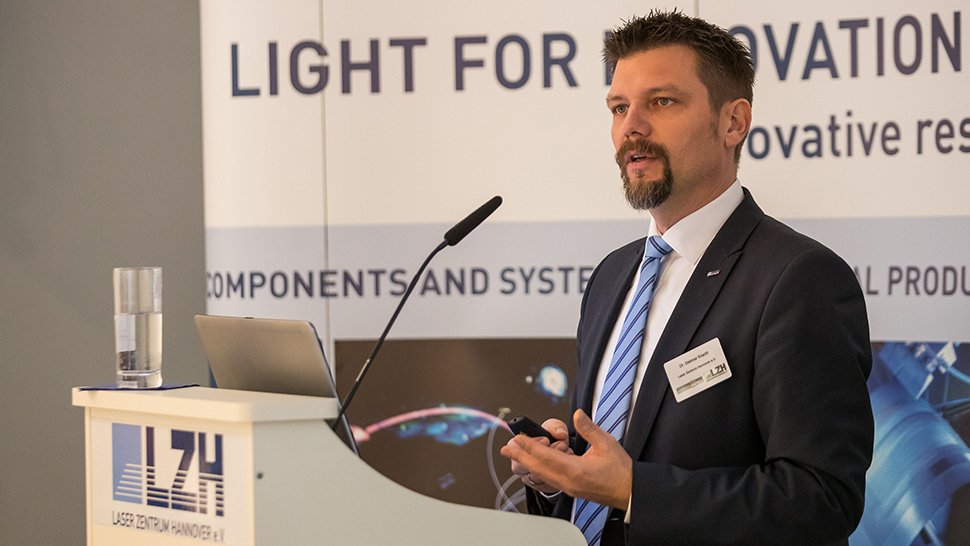 Vielseitigkeit ist Trumpf: Dr. Dietmar Kracht vom LZH sieht in additiver Fertigung mit dem Laser ein hohes Einsatzpotenzial für modernste Produktionstechniken. Foto: Herzig