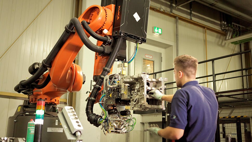 Den optimalen Prüfvorgang unterstützen zwei Kuka-Roboter bei BMW in Landshut. Sie halten die zu prüfenden Kurbelgehäuse in der für den Mitarbeiter geeigneten Höhe. Fotos: BMW