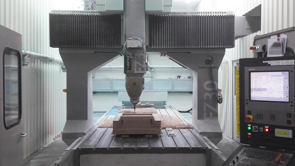 Herstellung eines Mastermodels auf einer 5-Achse-Portalfräsmaschine mit einem Verfahrweg von 6000 x 2860 x 1250 Millimetern. 90 Prozent der Fräsbauteile von Wethje werden auf dieser Maschine gefertigt.