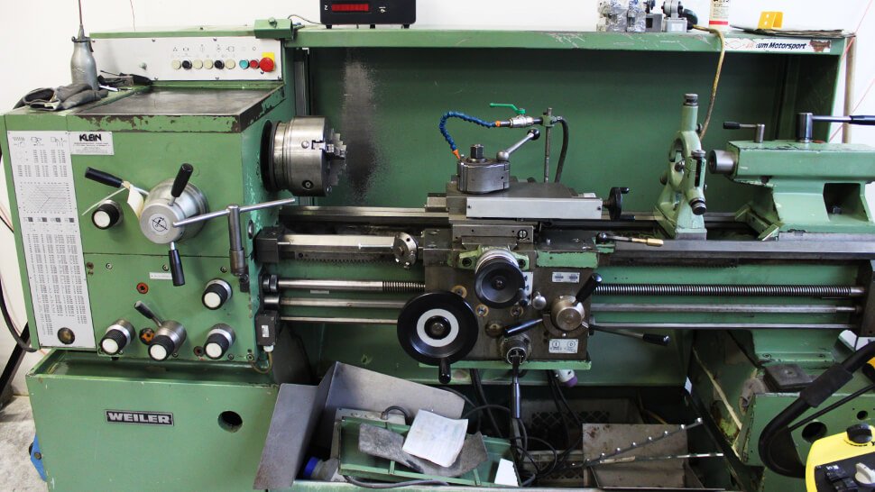 Rothweiler nutzt die Präzisionsdrehmaschine für die Herstellung von Protoypen.