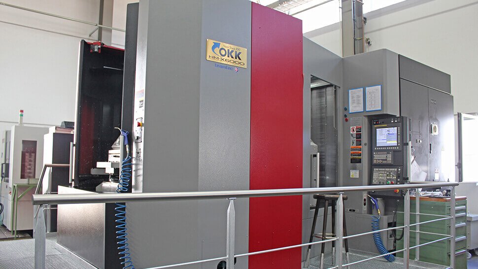 Die OKK HM-X6000 ist ein leistungsstarkes Fünf-Achs-BAZ mit einem X-Verfahrweg von 1000 mm. Durch den Wechseltisch lässt es sich gut beladen und einrichten.