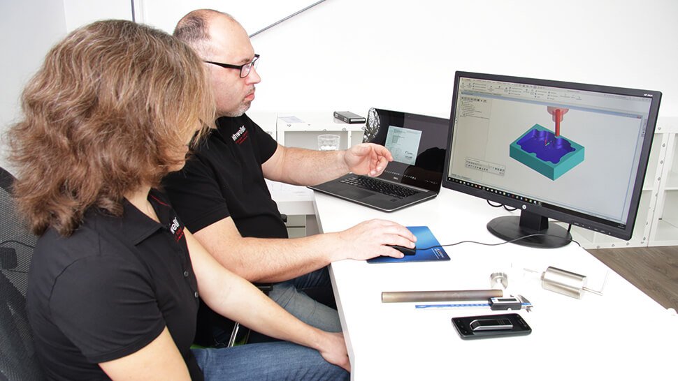 Geschäftsführer Dirk Rothweiler plant mit einer Mitarbeiterin die Umsetzung vom CAD-Modell zur CAM-Programmierung. Fotos: IndustryArena