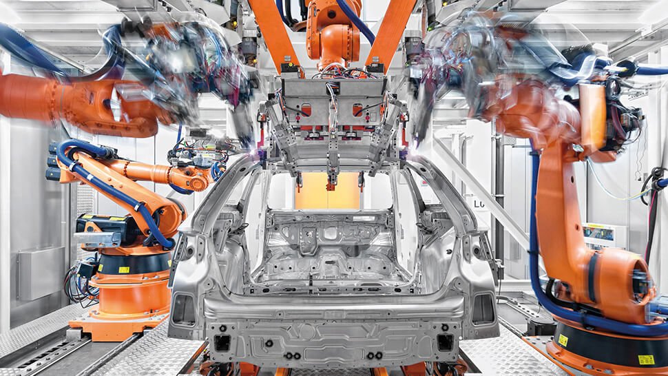 Die im Presswerk gefertigten Blechteile werden schließlich zur kompletten Audi-Karosserie gefügt.