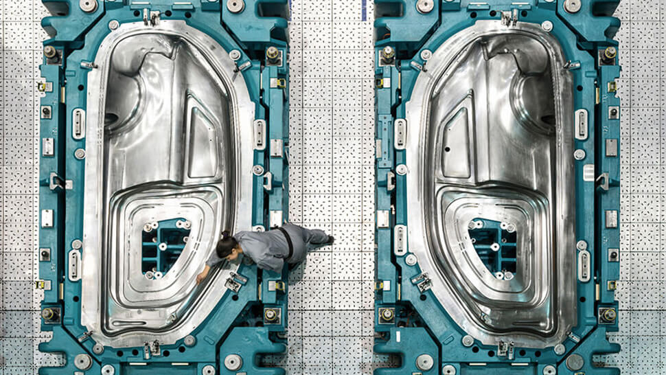 Im Audi „Kompetenzcenter Anlagen- / Umformtechnik“ entstehen sowohl die Presswerkzeuge für Türen, Motorhauben, Seitenteile der Fahrzeuge etc. als auch die Anlagen für den Karosseriebau.