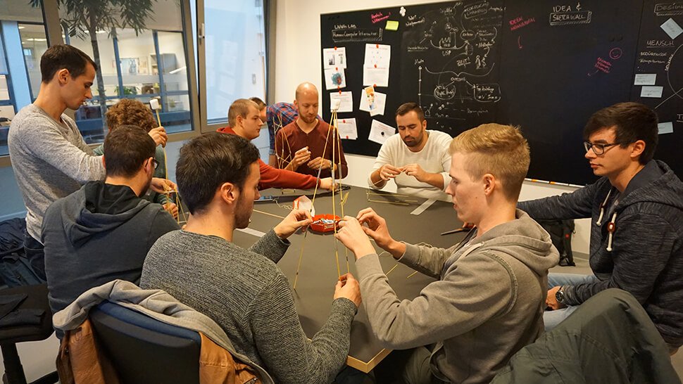 Studierende der Hochschule OWL lernen im Digital Innovation Lab am INIT neue Arbeits- und Forschungsmethoden kennen. Fotos: Centrum Industrial IT