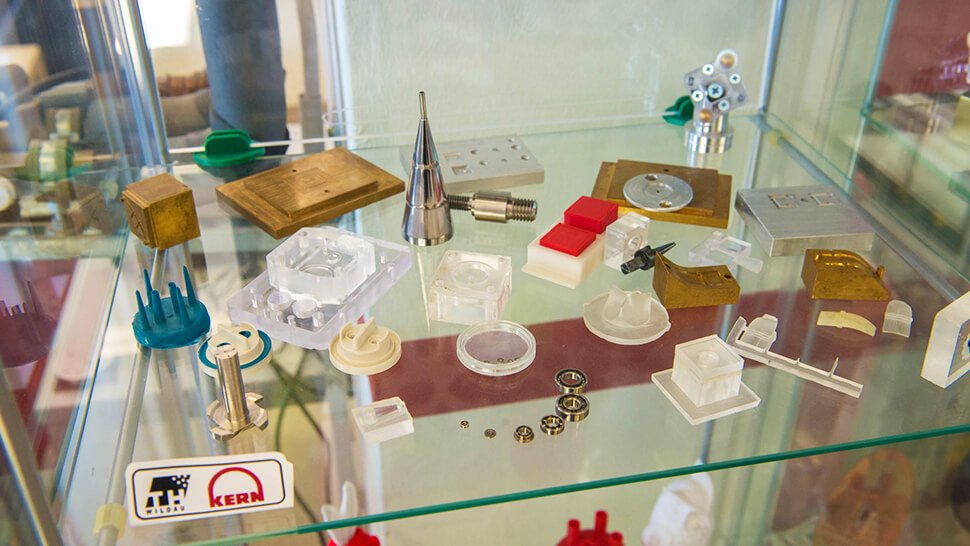Am Labor für Kunststofftechnik von Professor Foitzik an der Technischen Hochschule Wildau entstehen Prototypen und Miniserien kleiner und kleinster Kunststoffteile, lange bevor sie zu Serienprodukten werden.