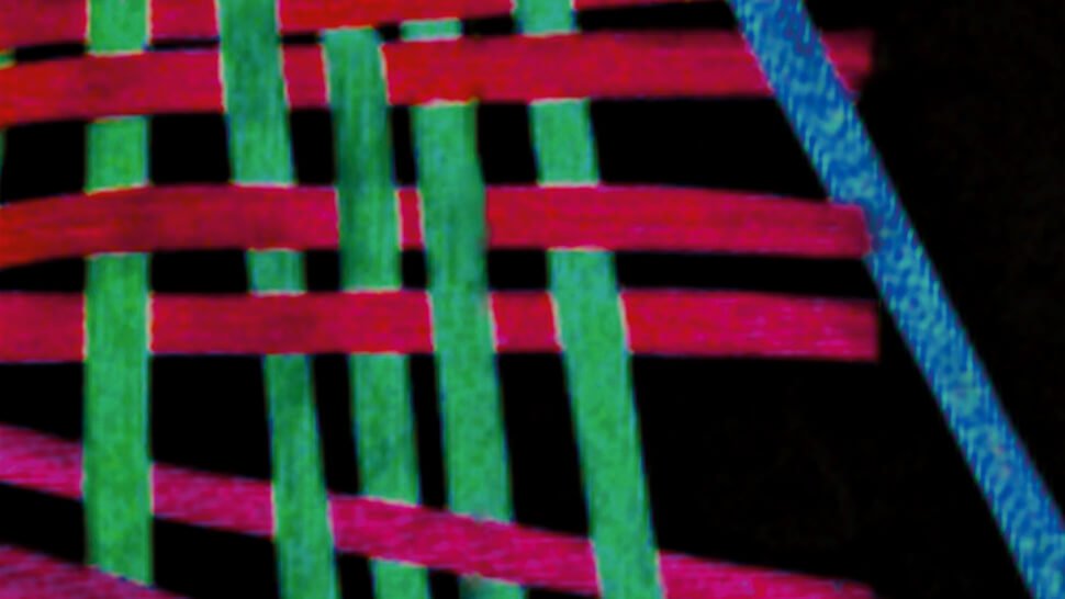Der Faserwinkel von CFK-Gewebe ändert die Polarisationsinformation des reflektierten Lichts. Die Abbildung zeigt eine Falschfarbendarstellung dieser Änderung. Über eine einfache farbliche Darstellung ist es möglich, die Ausrichtung der Einzelfasern zu kontrollieren. Foto: Fraunhofer-IIS