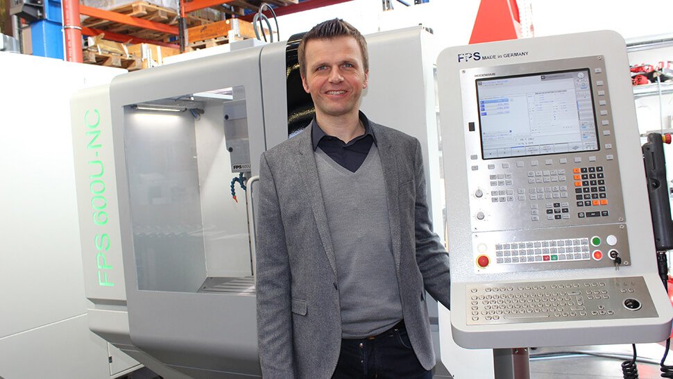 Anton Gruber, Vertriebsleiter bei FPS Werkzeugmaschinen, freut sich über großes Interesse an der FPS 600U-NC. Einige Maschinen sind an Universitäten, Berufsschulen und Ausbildungsbetriebe verkauft worden. Anfragen liegen von Einzelteil- und Prototypenherstellern vor.