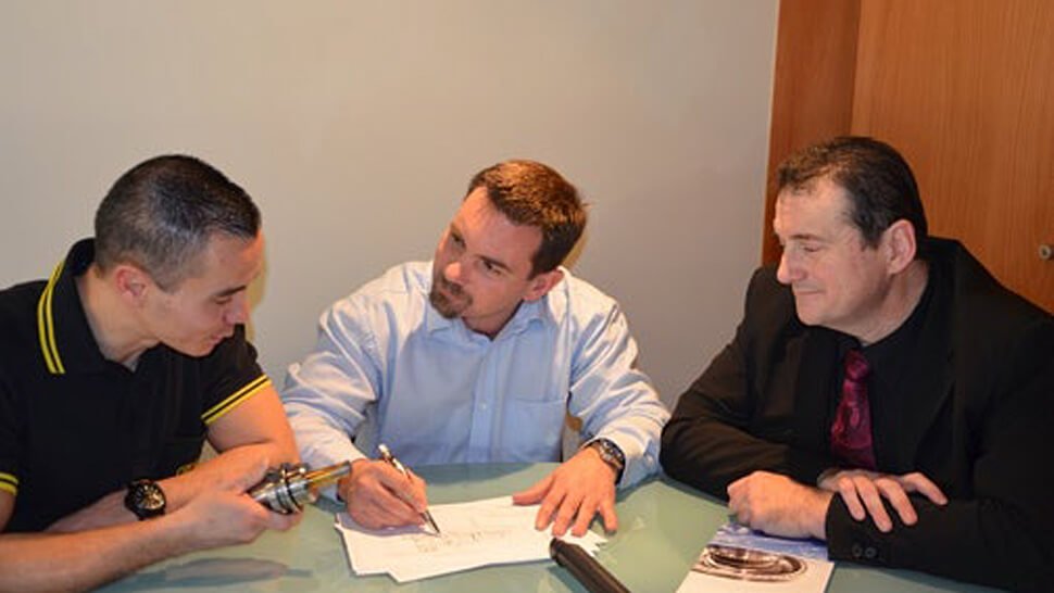 Sodapem-Geschäftsführer Vincent Fontaine (Mitte) schätzt die intensive Beratung durch Dominique Berson (links) und Christophe Ferries, Technische Beratung und Verkauf von Horn France.