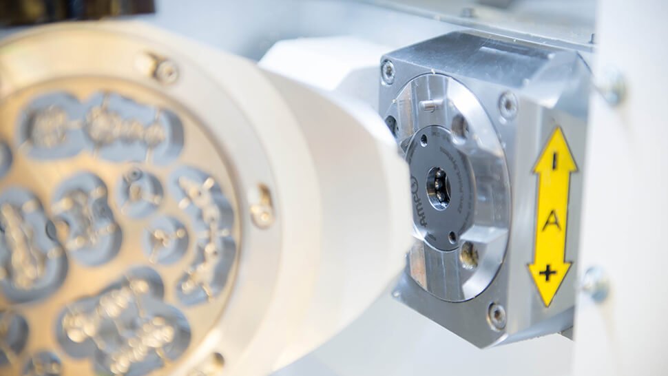 Das Nullpunktspannsystem von AMF ermöglicht Vollautomatisierung in der 5-Achs-Simultanbearbeitung aller Werkstoffe im Dentalbereich mit Maschinen von Imes-icore. Fotos: AMF