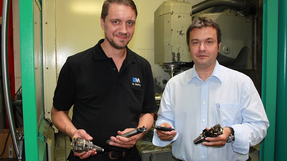 Markus Steffen, Abteilungsleiter Fräsen bei Becker + Michels (links), und Michael Becker, Produktspezialist Fräsen bei Iscar Germany, mit dem  Fräswerkzeuge-Quartett.