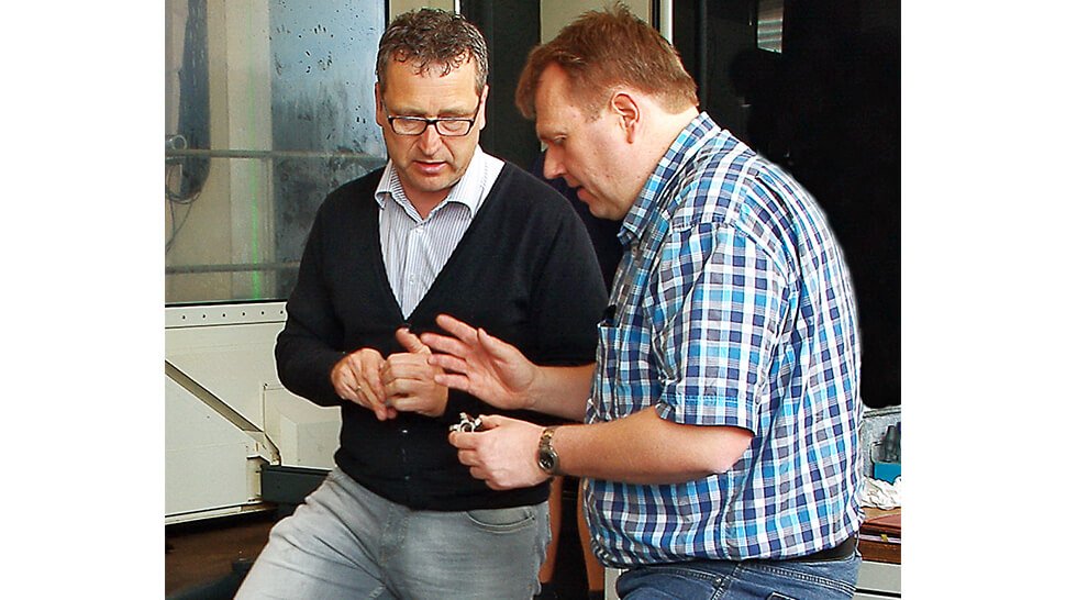 Jürgen Kohlberger (links) und Ralf Fett begutachten den Werkzeugverschleiß nach der Testbearbeitung.