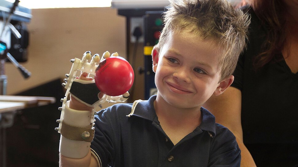 Die Robohand ist eine 3D-druckbare Handprothese von Richard van As und Ivan Owen (Quelle: http://www.thingiverse.com/thing:44150).