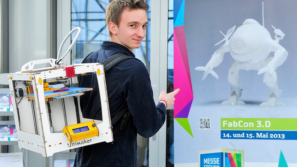 Florian Horsch mit seinem mobilen, als Rucksack umgebauten, Ultimaker 3D-Drucker. Foto: Messe Erfurt/Barbara Neumann