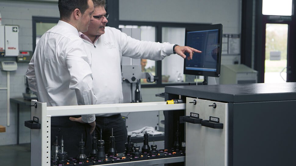 Bei GDS ist eine echte Werkzeugbestandsaufnahme inklusive der Verwaltung eingeführt worden. GDS-Vertriebsleiter Thomas Löhn (rechts) bespricht die Erweiterung der Tool Management Solutions mit Markus Röttgen (links), Leiter Tool Management bei Zoller.