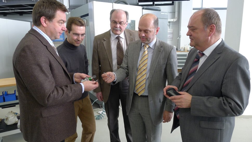 Die Gesprächsteilnehmer in der Emuge-Versuchswerkstatt (von links): Peter Liebald (Emuge), Dr. Michael Zimmermann, Walter Schwanzer (beide Daimler-AG), Dietmar Hechtle (Emuge) und Dr. Waldemar Zielasko (Daimler AG).