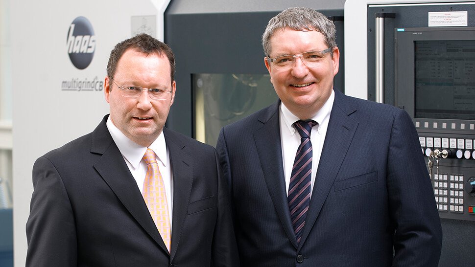 Thomas Bader (links) und Dirk Wember, die beiden Geschäftsführer der Haas Schleifmaschinen, gehen mit der Entwicklung der neuen Software mutig den neuen Weg.