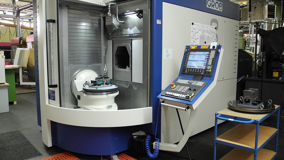 Das einspindelige Fünf-Achs-Bearbeitungszentrum G350 von Grob mit Wechseltisch und  Römheld- Nullpunktspannsystemen in der Fertigung in Laubach. 