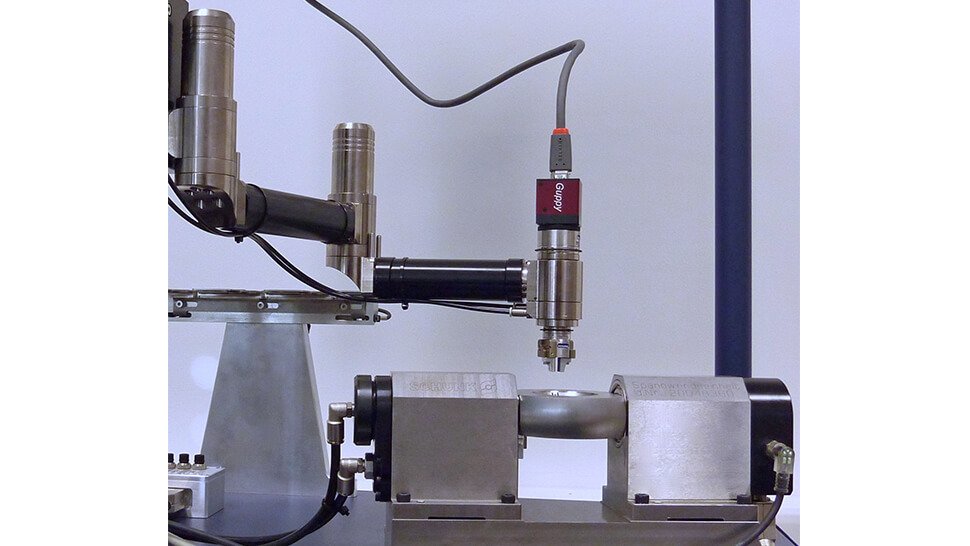 Der Miniaturgelenkarm und die Spann-Wende-Einheit zur automatisierten Fertigung zweiseitig geschliffener Linsen: Der Handhabungsprozess wird durch eine Kamera überwacht. Fotos: Schunk