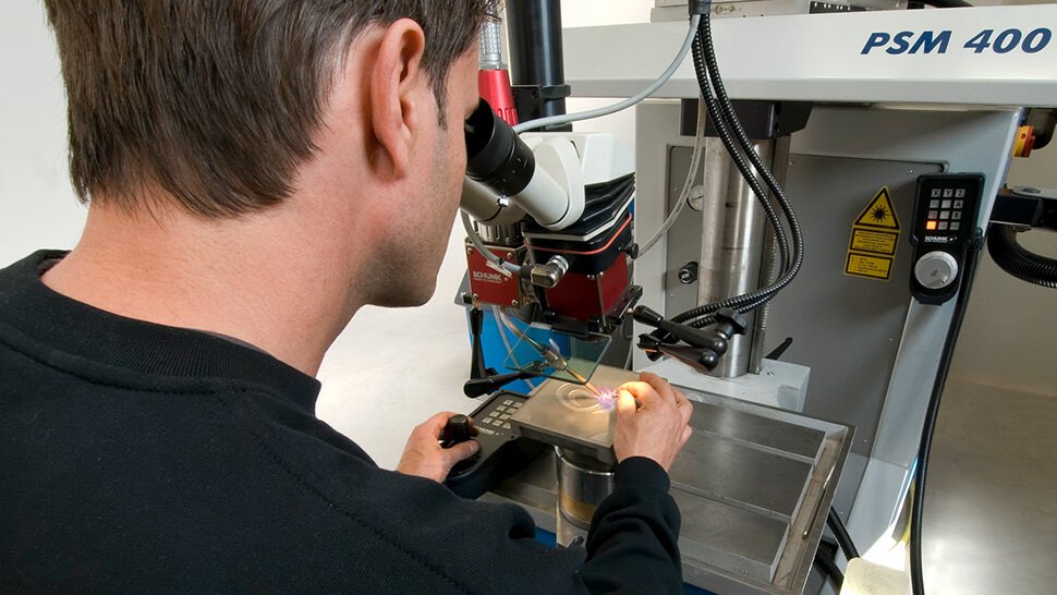 Die Laserbearbeitungsmaschine PSM 400 von SCHUNK ist mit einem gepulsten Nd:YAG Laser ausgestattet. Fotos: Schunk