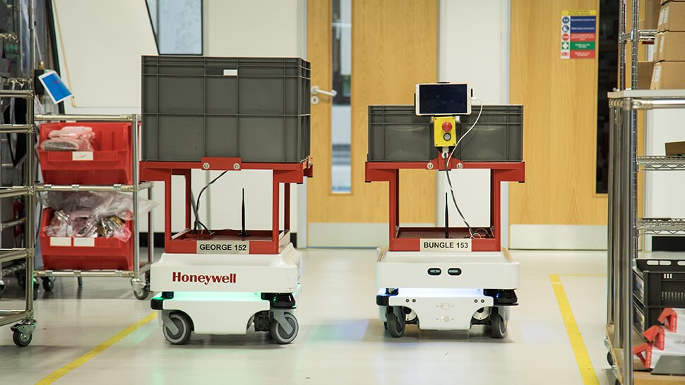 Flexibel einsetzbar wird der Roboter durch unterschiedliche Aufsatzmodule, die über eine Schraubbefestigung angebracht und ausgetauscht werden können.