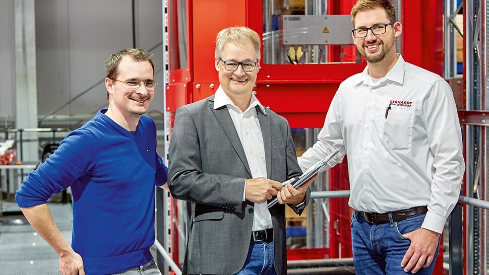 Stefan Dinkel (links) und Philipp Bentz (rechts) von Gebhardt Fördertechnik haben sich von Anfang an mit dem Funkspezialisten Jürgen Weczerek (Mitte) von Phoenix Contact ausgetauscht.