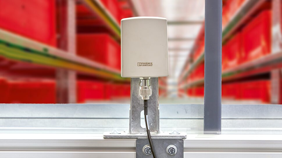 Am Gassenende sind Richtantennen installiert, die per Antennenkabel mit dem Access Point WLAN 5100 verbunden werden.