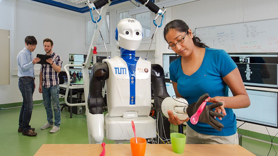 Roboter werden schneller und effektiver zur Kooperation mit Menschen kommen, wenn sie den Zweck von Handlungen kennen. Fotos: TUM
