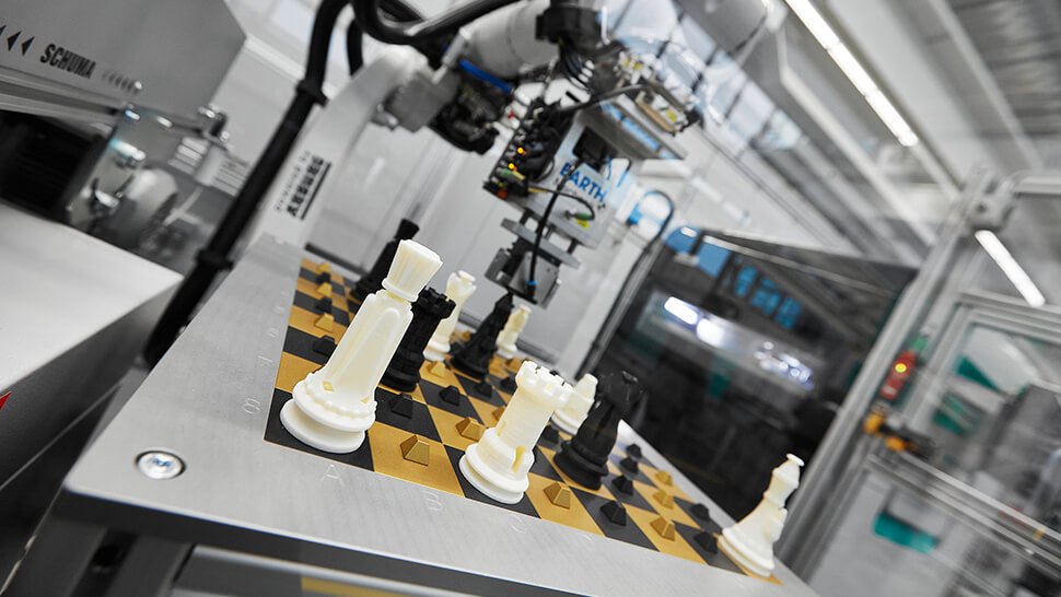 Dank der individualisierten Greiferplatte kann der Sechs-Achs-Roboter die ausgewählte Figur auf dem Schachbrett umsetzen. 
