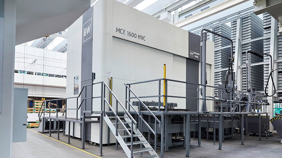 Bearbeitungszentrum für die Produktion großer Bauteile: Für die Fertigung der Spritzgießmaschinen von Arburg werden hochwertige Komponenten benötigt, die in Loßburg mit der MCX 1600 von Burkhardt + Weber gefertigt werden. Foto: Arburg