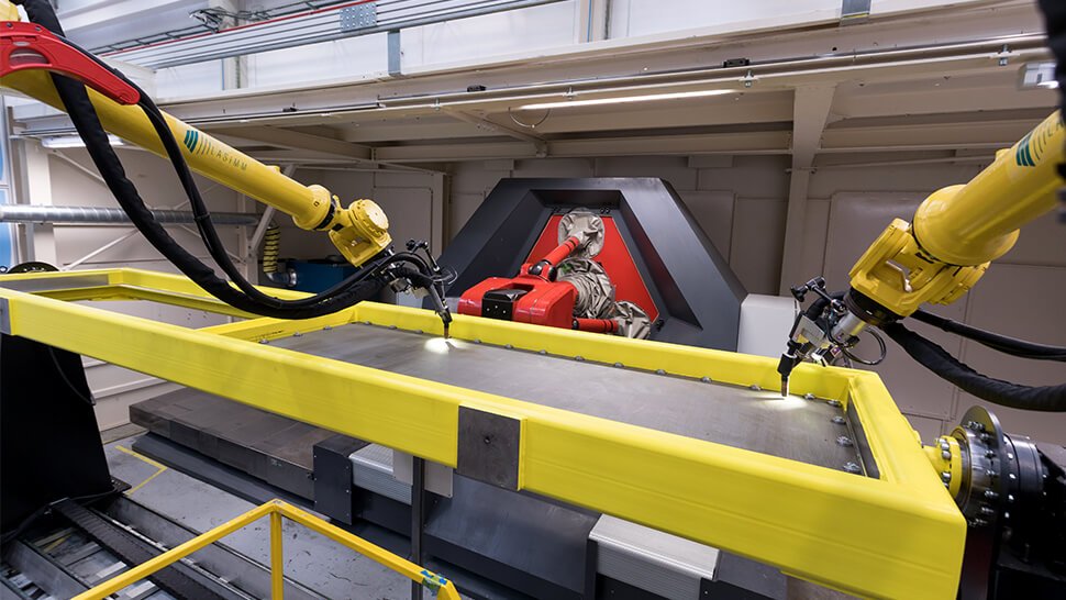 Die Roboterarme übernehmen die additive Fertigung, während der Fräsroboter überschüssiges Material für die Endbearbeitung entfernt. Foto: Loxin