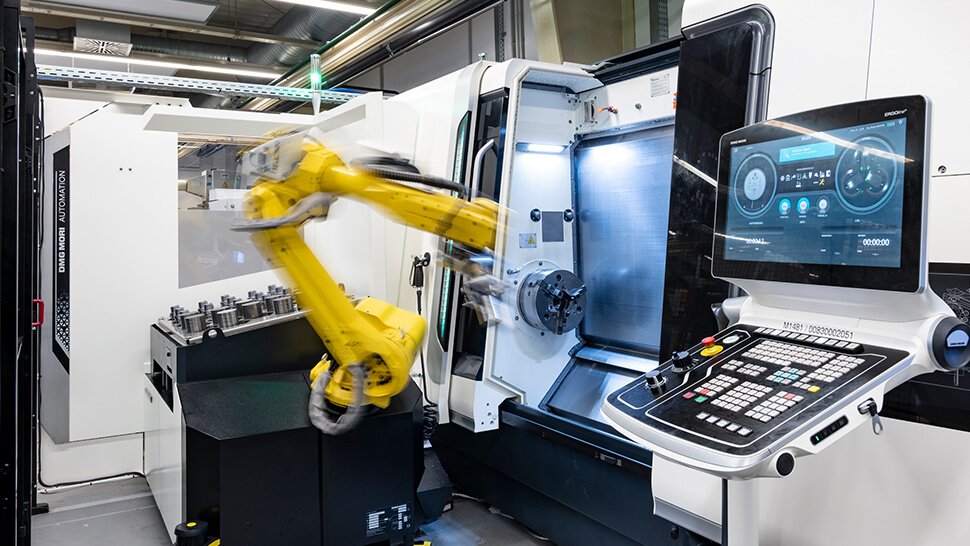 Bis zu zehn Stunden arbeitet der Roboter autonom, was eine Mehrmaschinenbedienung und mannlose Schichten ermöglicht.