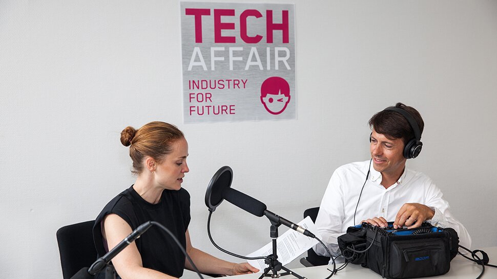 Die Moderatorin des VDW-Podcasts ist Stefanie Burmeister (links). Nicolas Söhnel-Cordt (rechts) kümmert sich um die Technik. Fotos: VDW