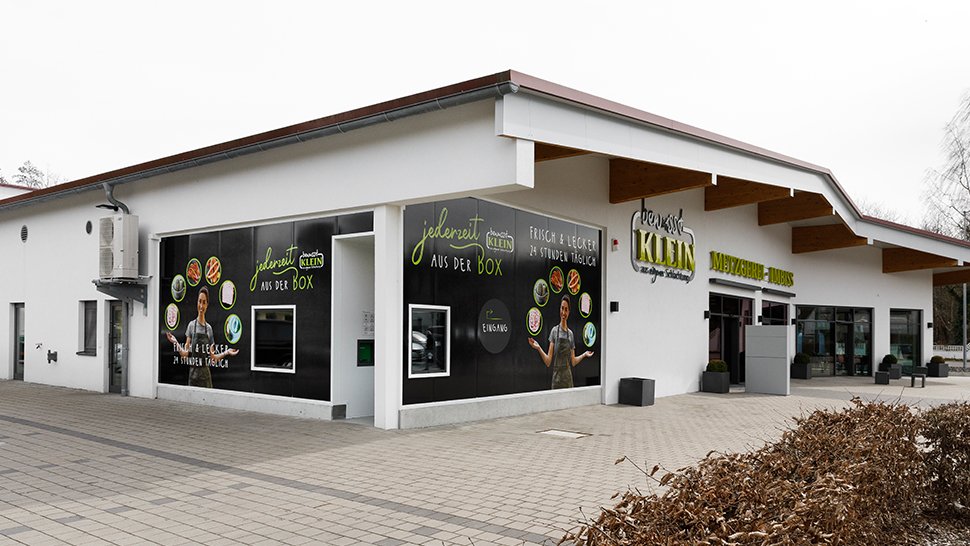 Gut erreichbar und rund um die Uhr geöffnet: der vollautomatische Verkaufsbereich der Metzgerei Klein in Nersingen-Straß. Foto: Yaskawa