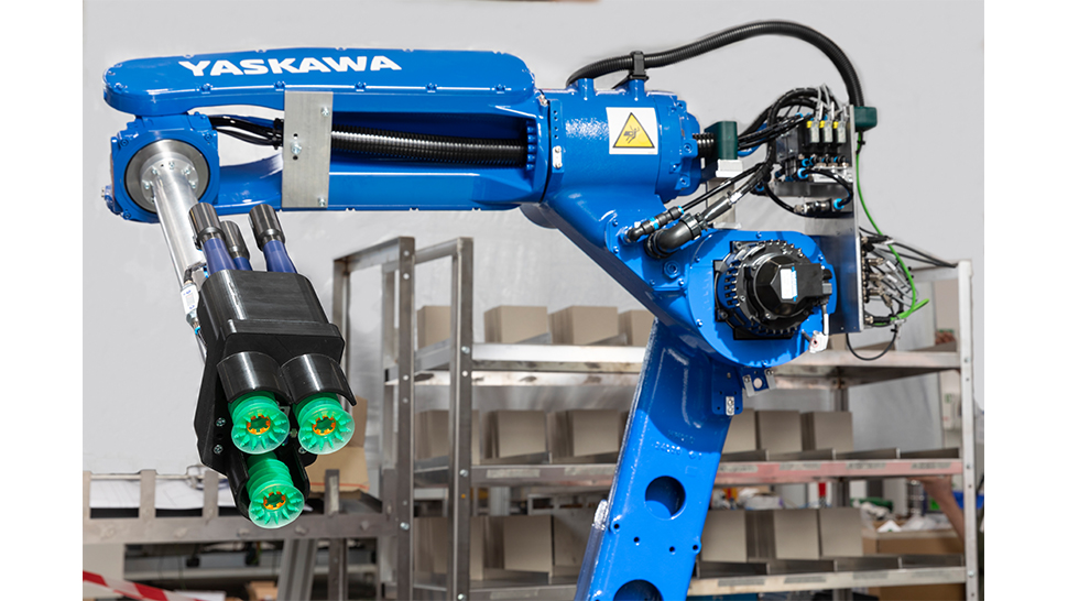 RFID-gestützt findet der Roboter die gewünschten Produkte und legt sie auf ein Lieferband. Foto: Yaskawa