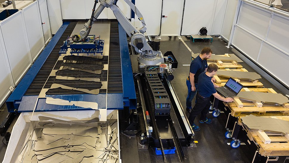Ein Roboter zum Entladen des Gesamtsystems sorgt für schnelles und zuverlässiges Entnehmen der Blechteile. Fotos: Trumpf