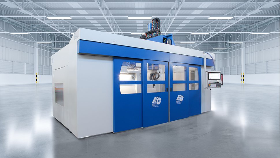 Das CFK-Fräsen übernehmen Standardbearbeitungszentren wie die 5-Achs-CNC-Gantry-Anlage mit serienmäßiger Ausstattung für CFK-Bearbeitung. 