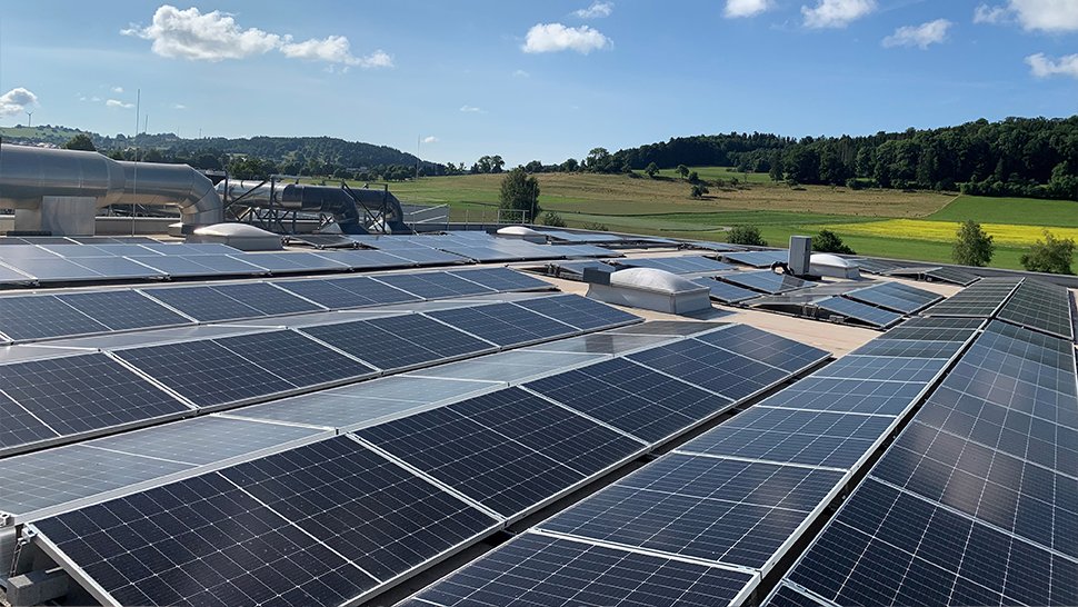 Die neue Photovoltaikanlage bei Walter im Werk Münsingen mit einer Spitzenerzeugung von 245 Kilowattstunden Strom unterstützt die Fertigung der Wendeschneidplatten. Fotos: Walter
