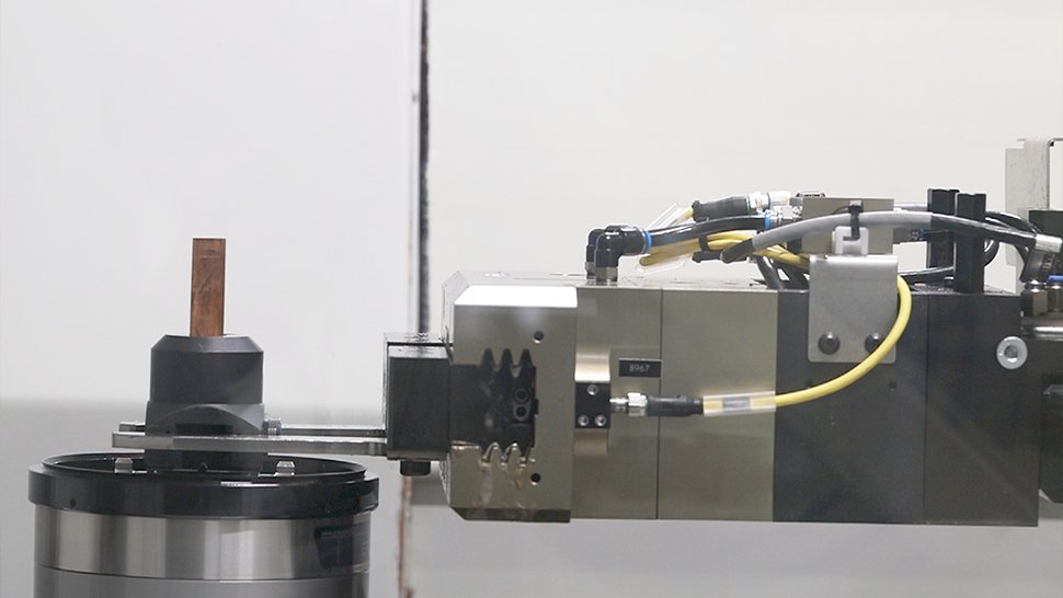 Der Robotergreifer positioniert den Elektrodenrohling im Arbeitsraum der HSC-Fräsmaschine. Cimatron und Soflex sorgen im Zusammenspiel dafür, dass die Maschine das passende Fräsprogramm lädt, und die Bearbeitung kann beginnen. 