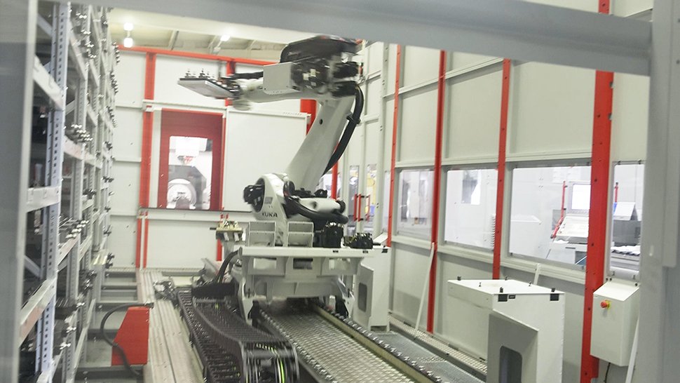 In der Fräszelle beim Alpla-Werkzeugbau versorgt ein Roboter die beiden Universalbearbeitungszentren und eine hochgenaue HSC-Fräsmaschine mit Arbeit.
