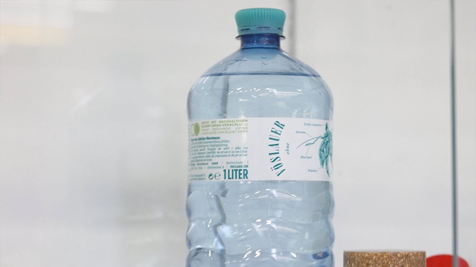 Alpla entwickelt und produziert innovative Verpackungslösungen aus Kunststoff. Zum Portfolio gehören Verpackungssysteme, Flaschen, Verschlüsse und Spritzgussteile für verschiedene Wirtschaftszweige. 