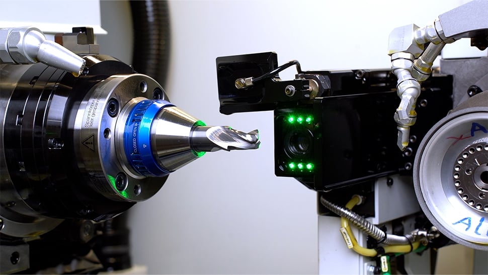 Automatisierte Präzision: Die FX7 Linear von ANCA mit integrierter Inprozessmessung ermöglicht die automatische Korrektur von Werkzeuggeometrien im Mikrometerbereich. Fotos: ANCA