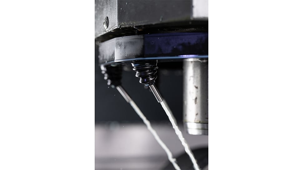 Die Kühlmitteldüsen liefern einen Kühlmitteldruck von maximal 15 bar. 