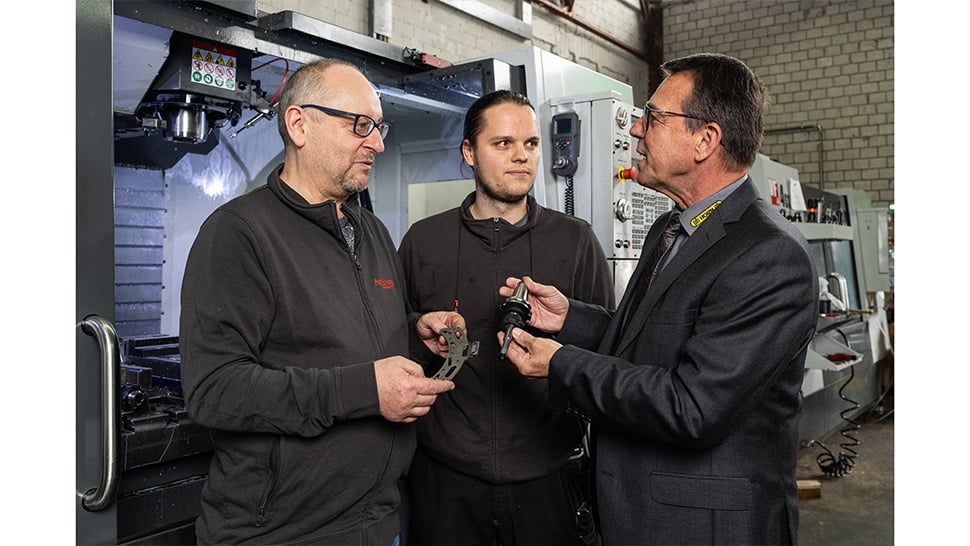 Erfolgreiche Zusammenarbeit: Gerald Sebert im Gespräch mit Werkstattleiter Mario Rank und Horn-Außendienstmitarbeiter Thomas Peter.