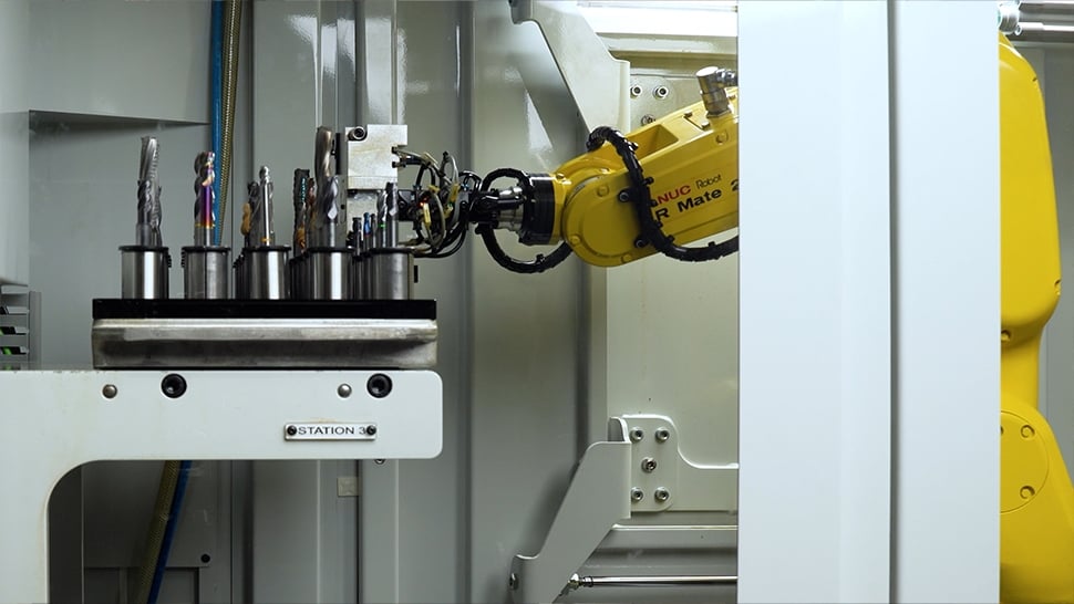 Mannloser Betrieb im Nachschleifen: Die MX7 Linear mit RoboMate-Lader und RFID-Identifikation fertigt gemischte Werkzeugchargen automatisiert – auch nachts oder am Wochenende.