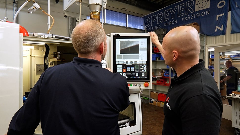 Rohlingfertigung im eigenen Haus: Mit der CPX Linear schleift Spreyer Hartmetallrohlinge selbst und erreicht hohe Materialabtragraten bei Oberflächengüten von weniger als 0,2 Ra.