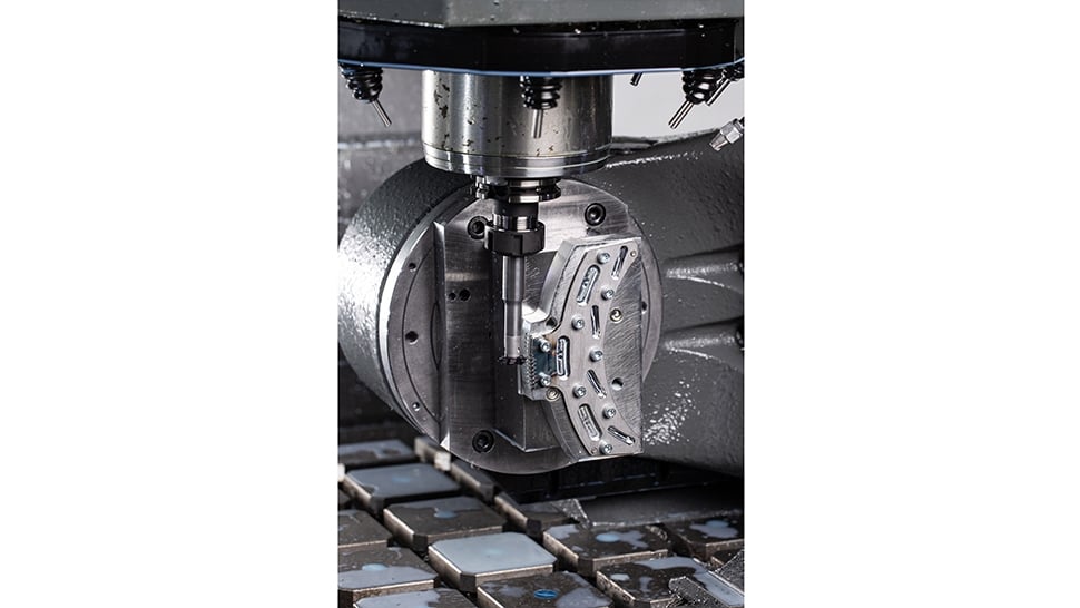 Durch den schwingungsdämpfenden Vollhartmetallschaft treten trotz langer Auskragung keine Probleme mit Vibrationen des Werkzeugs auf. Fotos: Sauermann/Horn