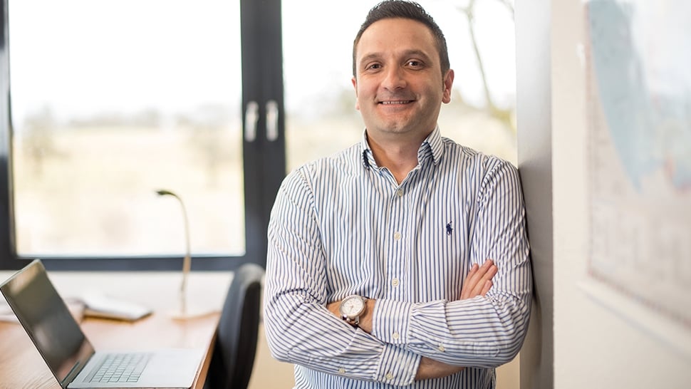 Üblicherweise werden die bearbeiteten Teile anschließend gereinigt, sagt Kushtrim Daci, von Weber Ultrasonics. Fotos: Vulic ECM