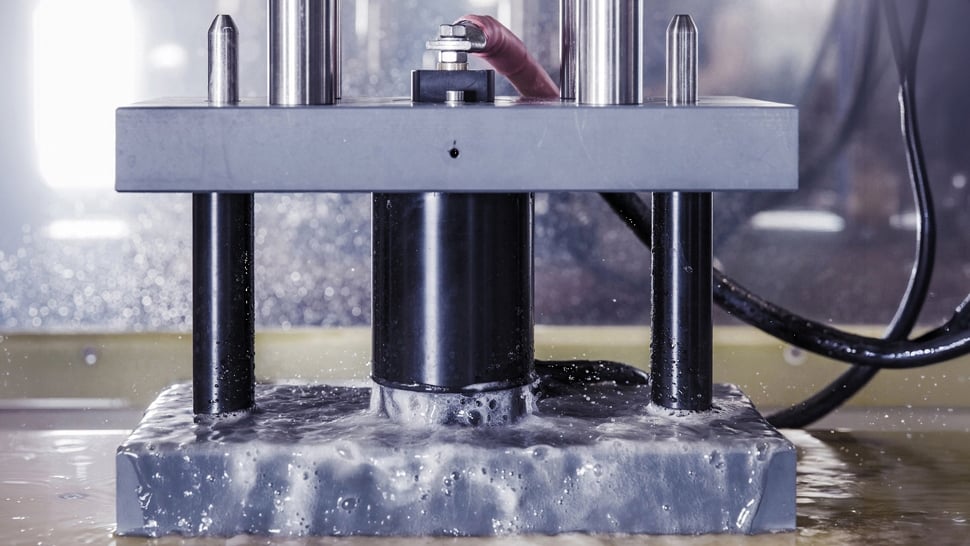 Die Vorrichtung im Prozess. Im ECM-Prozess lassen sich Kanten effizient und präzise entgraten und verrunden.